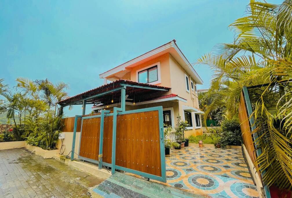 Corner House, Lonavla By Meheru-4 Bhk Villa With Pool Bagian luar foto